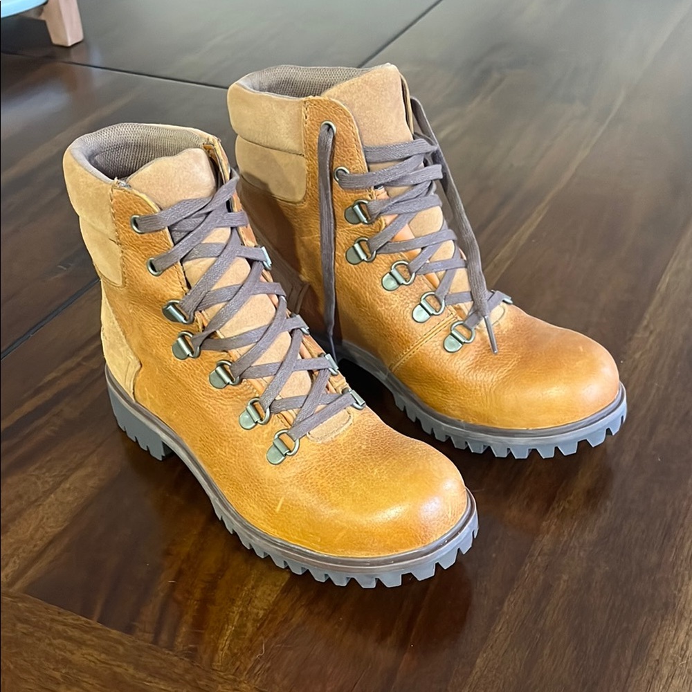 Brand New women’s Timberland leather boots